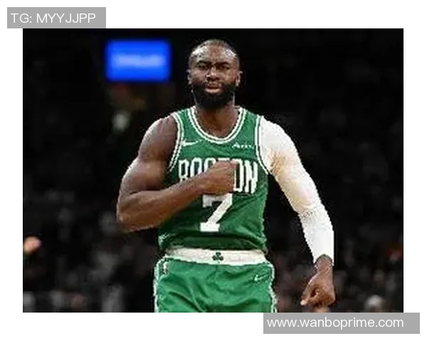 杰伦布朗调侃普理查德偷技中距离命中率飙升助力球队胜利