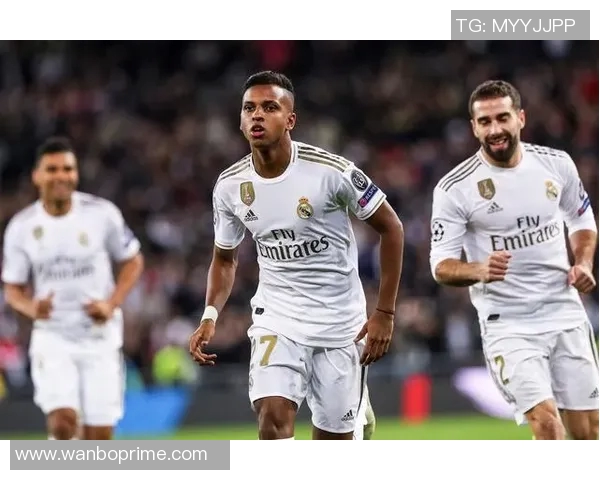 维尼修斯绯闻女友现身伯纳乌26岁三孩妈引发热议